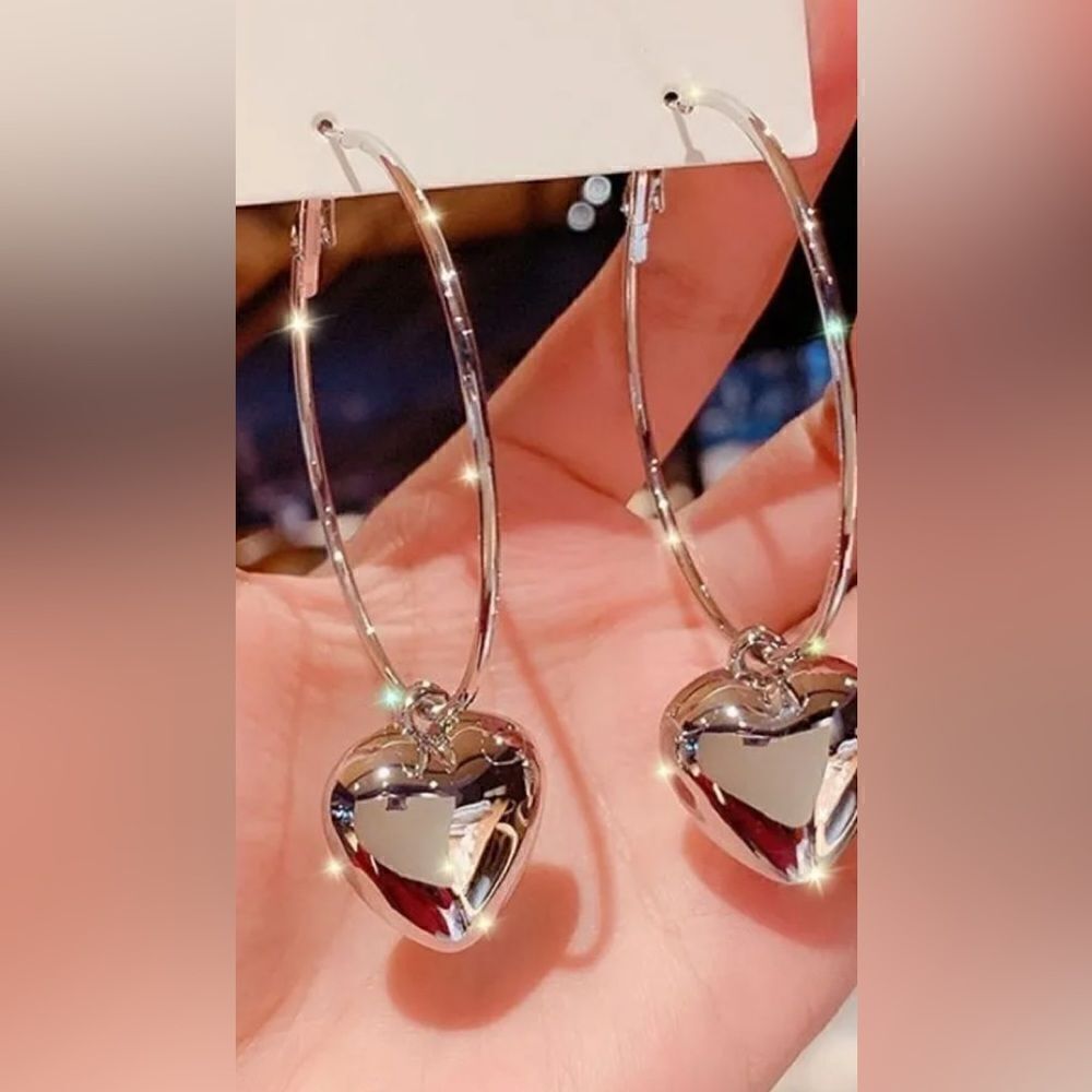 Simple heart loop earrings. Really cute - Picture 2 of 4